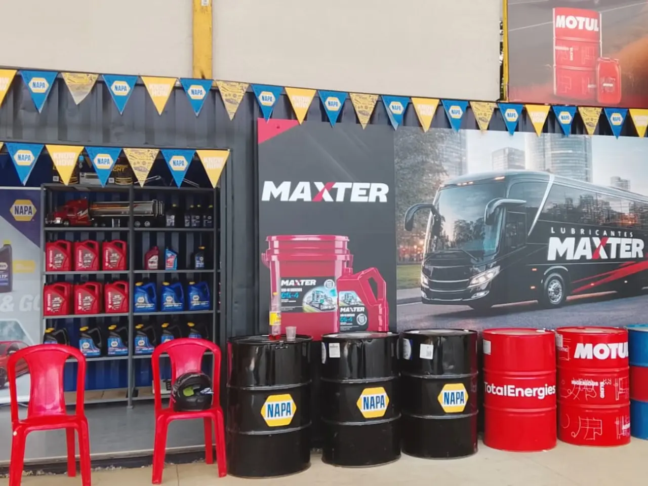 Interior del taller Lubrifrenos Nacional mostrando la zona de trabajo y equipos especializados